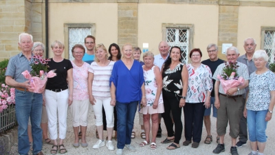 Josef Prößl mit Frau Anna, Sabine Müller, Renate Kastl, Stefan Lehner, Vorsitzende Regina Günther, Angelika Mielke, Theresia Mathiowetz, Brigitte Lorenz, Marilies Sollfrank, Alois Friedrich, Alexandra Graf, Theresia Pirzer, Klaus Hernes, Michael Scharl. Martin Sollfrank und Doris Scharl (v. l.).  (Bild: Hans Babl)