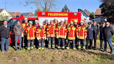 Von links: 1. Kdt Michael Fichtl, 2. Kdt. Christina Matschewski, Christoph Armer, Carina Pamler, Christoph Bauer, Melanie Plank, Lukas Graf, Andreas Scheck, Andreas Graf, Maximilian Breu, Michael Graf, Matthias Plank, Stefan Reiml, Christian Reiml, Felix Graf, Schiedsrichter Peter Reiher, Stefan Schmid und Reinhold Stangl, 2. Bgm Franz Stockerl (Bild Wolfgang Graf) (Bild: Wolfgang Graf)