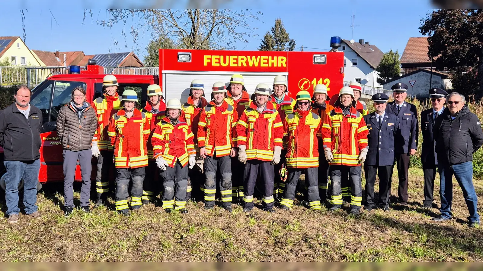 Von links: 1. Kdt Michael Fichtl, 2. Kdt. Christina Matschewski, Christoph Armer, Carina Pamler, Christoph Bauer, Melanie Plank, Lukas Graf, Andreas Scheck, Andreas Graf, Maximilian Breu, Michael Graf, Matthias Plank, Stefan Reiml, Christian Reiml, Felix Graf, Schiedsrichter Peter Reiher, Stefan Schmid und Reinhold Stangl, 2. Bgm Franz Stockerl (Bild Wolfgang Graf) (Bild: Wolfgang Graf)