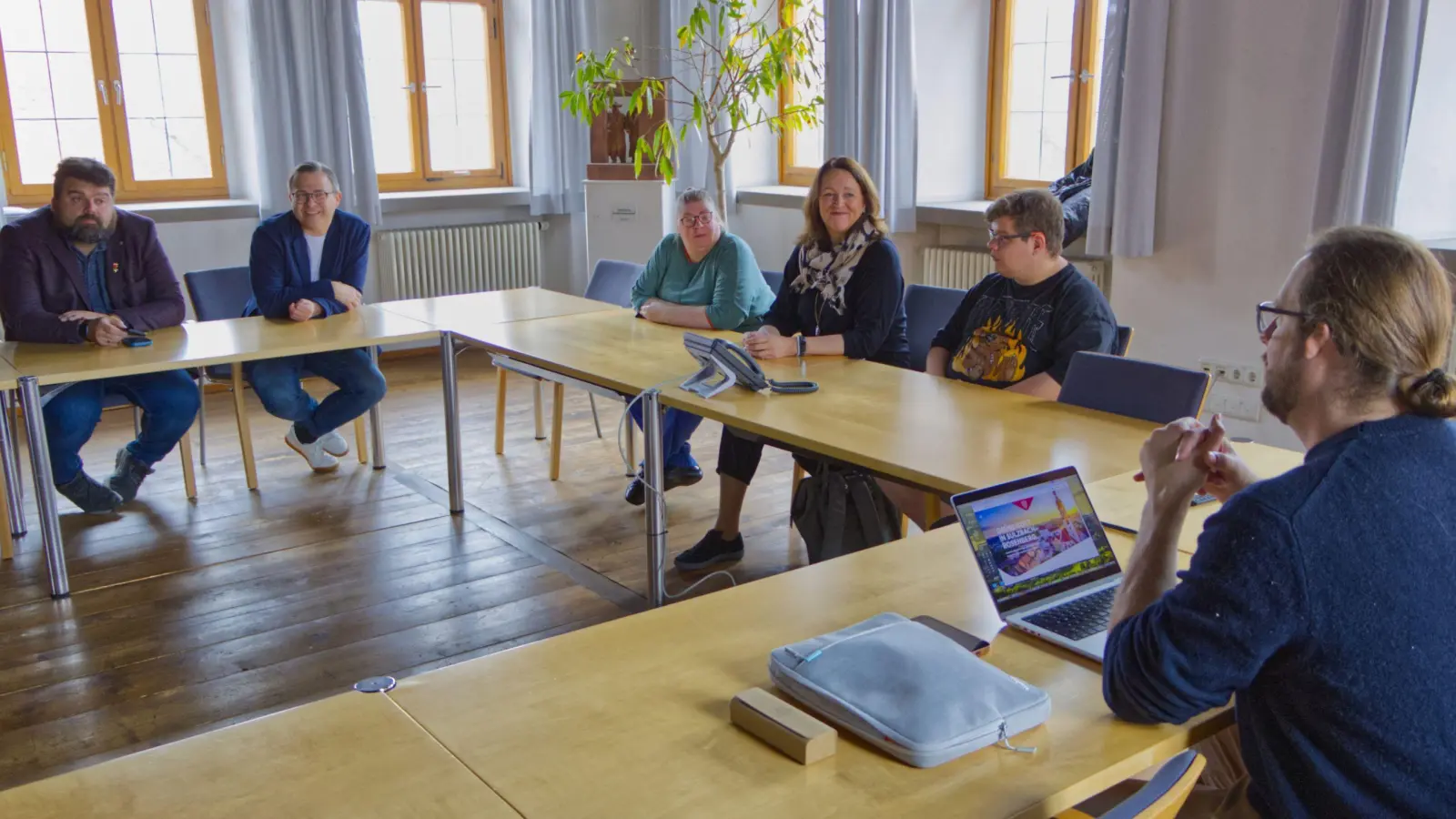 Erstes Treffen für eine barrierefreie Webseite (v.l.n.r.): Bürgermeister Stefan Frank und Kämmerer Andreas Eckl trafen sich mit Martina König (Sebstvertreterin), Sabine Reithmaier (Leiterin der Offenen Behindertenarbeit der Lebenshilfe Amberg-Sulzbach) und Simon Kraus (Selbstvertreter), um Möglichkeiten auszuloten, wie die Webseite barrierearm werden kann. Dafür stellte Peter Böhm (inh. Agentur BOEHM) die Webseite, wie sie nach dem Relaunch aussehen wird, vor. (Bild: Farid Martin)