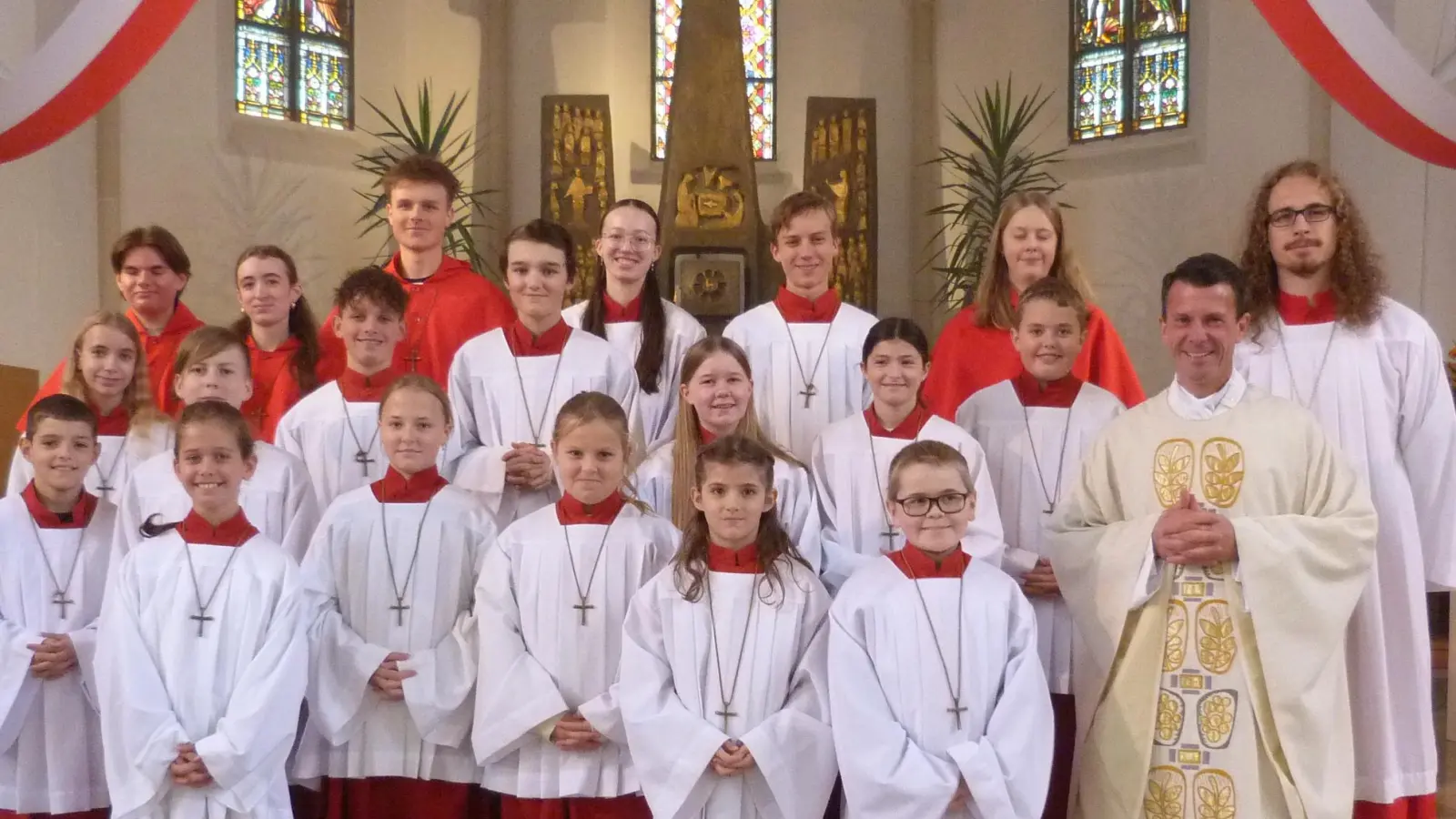 Fünf neue Ministranten Katharina, Horch, Maria Vogl, Michaela Ziegler, Lea Meier, Levi Schreier sind am Kirchweihsonntag in die Schar der Ministranten Mantel aufgenommen worden (Bild: Priska Hofmann)