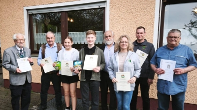 v.l.n.r.: Schützenmeister Reinhold Brandl, Geo.rg Rupprecht, Fiona Pröls, Tim Pröls, Stadtrat Wolfgang Bernd, Christine Weidinger, Hans-Georg Flierl und Erwin Liedel (Bild: Reinhold Brandl)