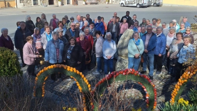 Besichtigung des Schlammersdorfer Osterbrunnen bei strahlendem Sonnenschein. (Bild: Elisabeth Kraus)