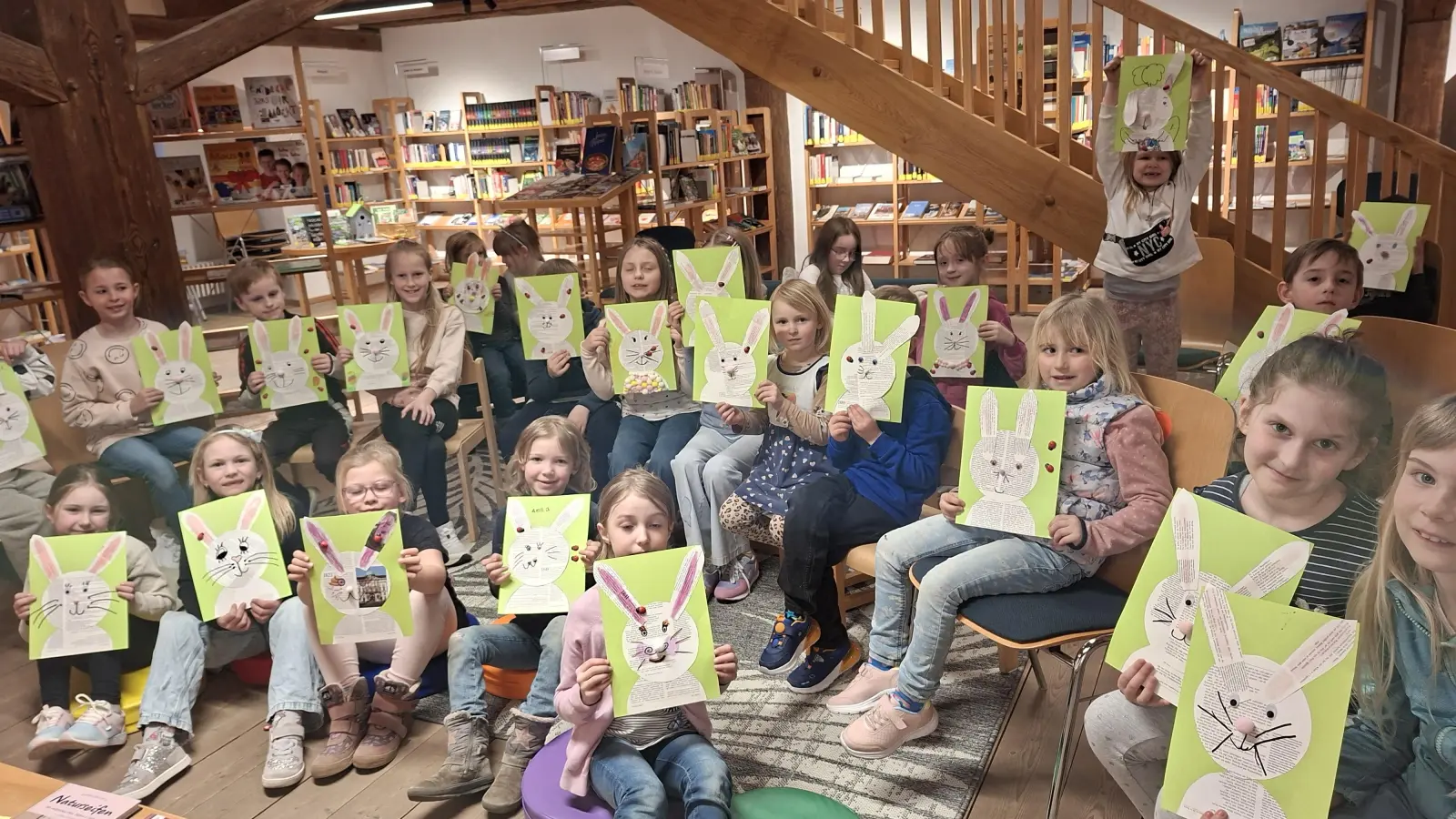 25 Kinder mit ihren liebevoll gestalteten Osterhasenbildern. (Bild: Andrea Burger)