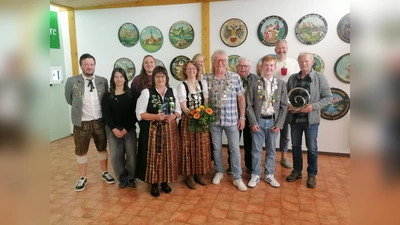 Die neuen Würdenträger und Pokalgewinner der Edelweiß-Schützen aus Hohenkemnath. Von links: 1. Schützen-meister Johannes Wenkmann, 2. Jugendritter Amelie Schmerbauch, 1. Zofe Marie Weber, die Gewinnerin des Muttertagspokals Yvonne Dzalakowski, Schützenliesl Manuela Geitner, 2. Zofe Susanne Prächtl, Schützenkönig Hermann Knauer, 2. Schützenmeister Josef Hirsch, Jugendkönig Johannes Lautenschlager, der Gewinner des Luftpistolenpokals Matthias Wenkmann und der Gewinner der Festscheibe Manfred Rösl. (Bild: Hermann Schmidt)