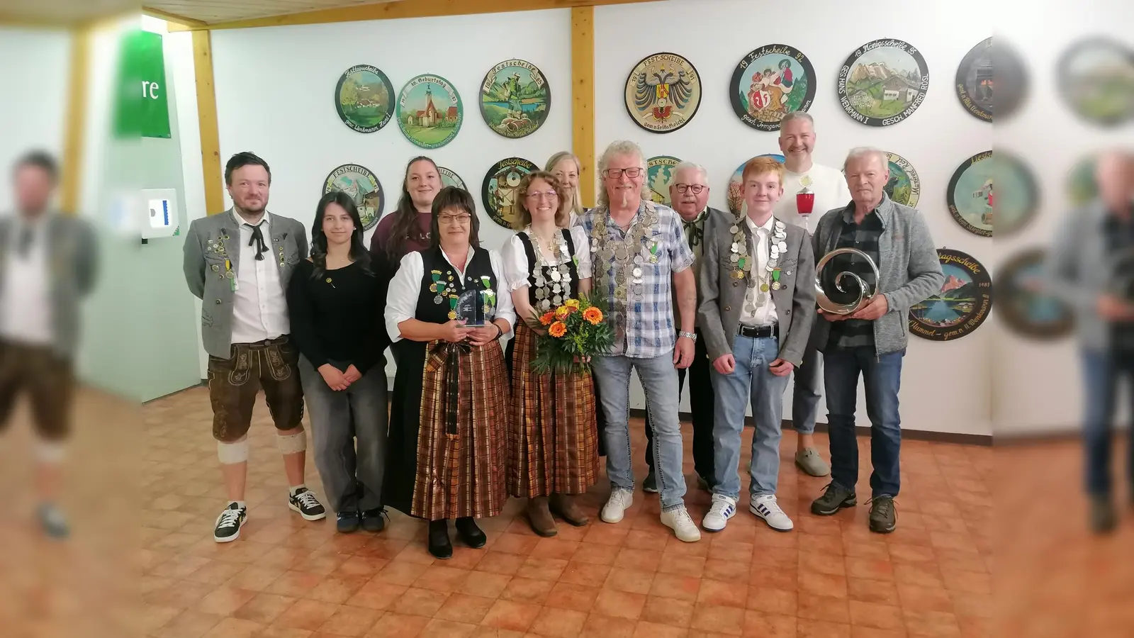 Die neuen Würdenträger und Pokalgewinner der Edelweiß-Schützen aus Hohenkemnath. Von links: 1. Schützen-meister Johannes Wenkmann, 2. Jugendritter Amelie Schmerbauch, 1. Zofe Marie Weber, die Gewinnerin des Muttertagspokals Yvonne Dzalakowski, Schützenliesl Manuela Geitner, 2. Zofe Susanne Prächtl, Schützenkönig Hermann Knauer, 2. Schützenmeister Josef Hirsch, Jugendkönig Johannes Lautenschlager, der Gewinner des Luftpistolenpokals Matthias Wenkmann und der Gewinner der Festscheibe Manfred Rösl. (Bild: Hermann Schmidt)