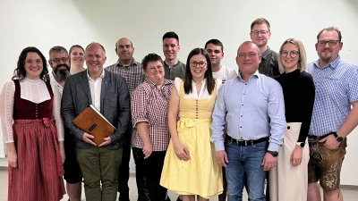 Zeigt die geehrten Schützen und Betreuer des Vereins mit dem Bürgermeister; v.l.: Sonja Prüll, Florian Friedl, Constanze Pausch, Marcus Eichenmüller, Dominik Strähl, Manuela Friedl, Stefan Gradl, Magdalena Kellner, Benedikt Kemptner, Achim Hüttner, Johannes Prößl, Viktoria Kraus, Fabian Rom (Bild: Constanze Pausch)
