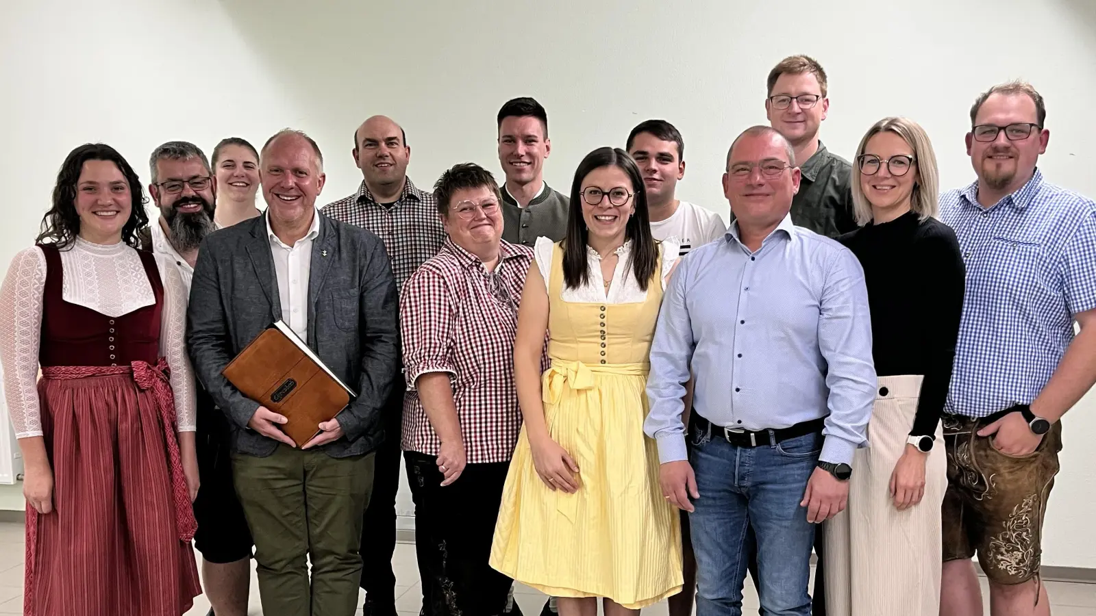 Zeigt die geehrten Schützen und Betreuer des Vereins mit dem Bürgermeister; v.l.: Sonja Prüll, Florian Friedl, Constanze Pausch, Marcus Eichenmüller, Dominik Strähl, Manuela Friedl, Stefan Gradl, Magdalena Kellner, Benedikt Kemptner, Achim Hüttner, Johannes Prößl, Viktoria Kraus, Fabian Rom (Bild: Constanze Pausch)