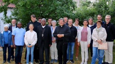 Gruppenfoto bei Spendenübergabe mit Bischof Moses (7. von links) (Bild: Stefan Geiger)
