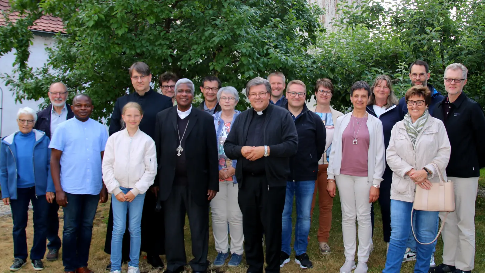Gruppenfoto bei Spendenübergabe mit Bischof Moses (7. von links) (Bild: Stefan Geiger)