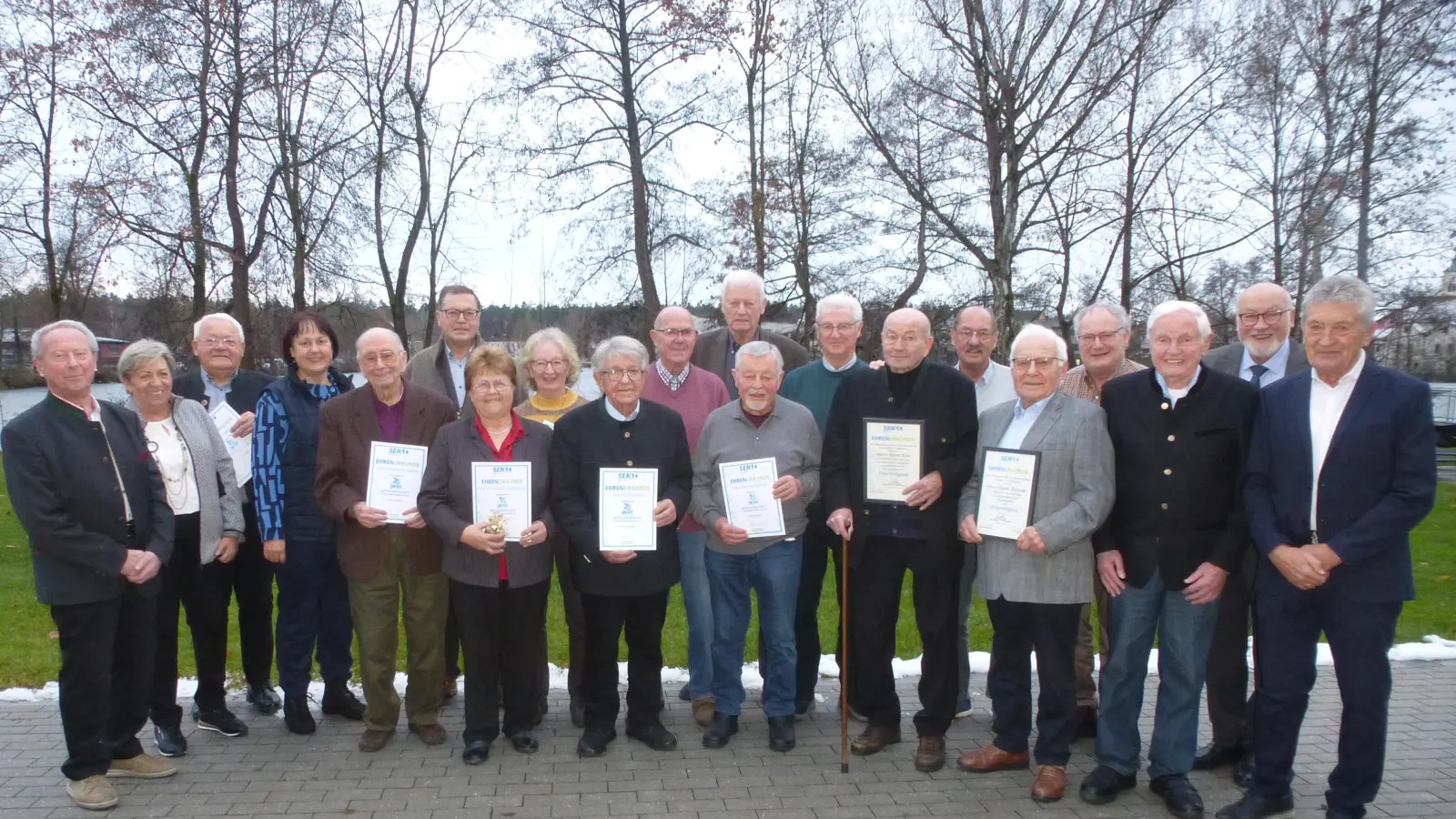 Treue Mitglieder der CSU-Senioren-Union wurden geehrt. Vorne 3. und 4. von rechts die neuen Ehrenmitglieder Walter Schwab und Albert Kick. Ihnen gratulierte das Führungsteam des Kreisverbands und Ehrenvorsitzender Georg Stahl.  (Bild: Siegfried Bock)