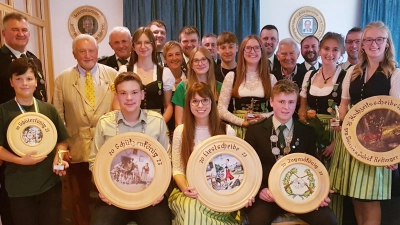 Die Schützengesellschaft D'Fensterbachtaler aus Pursruck proklamiert ihre neuen Würdenträger (vorn, von links): Schützenkönig Martin Fischer, Schützenliesl Michaela Schäffer und Jugendkönig Andreas Heldmann;<br>stehend (von links): Schülerkönig Jakob Rumpler, Schützenmeister Franz Fruth, Ulrich Schmid, Alfred Schadl, Carina Fischer, Markus Schadl, Jasmin Heinrich, Stefan Schadl, Nele Heinrich, Thomas Reitinger, Felix Heinrich, Johanna Fruth, Stefan Schadl, Heinz Müller, Günther Rumpler, Anita Heldmann, Herbert Heinrich und Simone Heldmann.  (Bild: Petra Donhauser/exb )