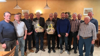 Hubert Lippert, Richard Maunz, Georg Koller, Bgm. Josef Deichl, Jagdpächter Erich Bücherl, Johann Schmidl, Josef Schimmer, Jagdpächter Manfred Röhl, 1. Vors. Christian Winkler, Christoph Eckl, Karl Ries, Florian Meier, Hans Maunz, 2. Vors. Gerhard Schmidl (von links).  (Bild: Ilona Baumann)