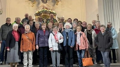 Gruppenfoto vor dem Altar der Wallfahrtskirche Maria Hilf mit Organisatorin Maria Paulus (vorne rechts). (Bild: Maria Paulus)