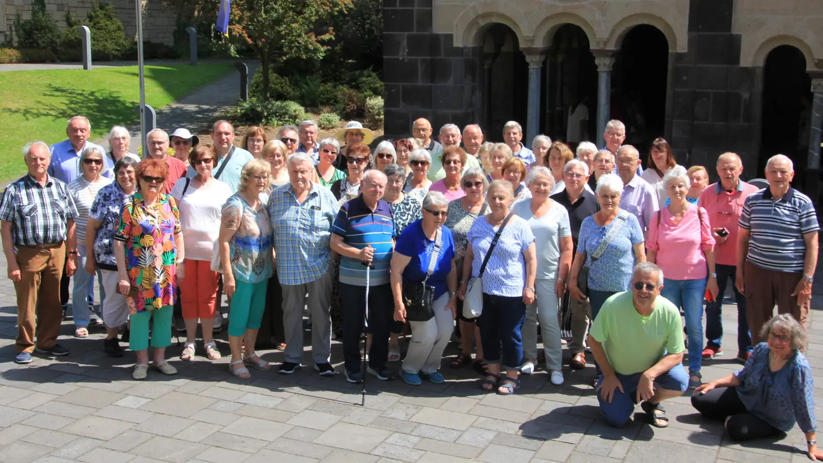 Reisefreunde Tirschenreuth vor der Benediktinerabtei Maria Laach. (Bild: Brigitte Rosner)