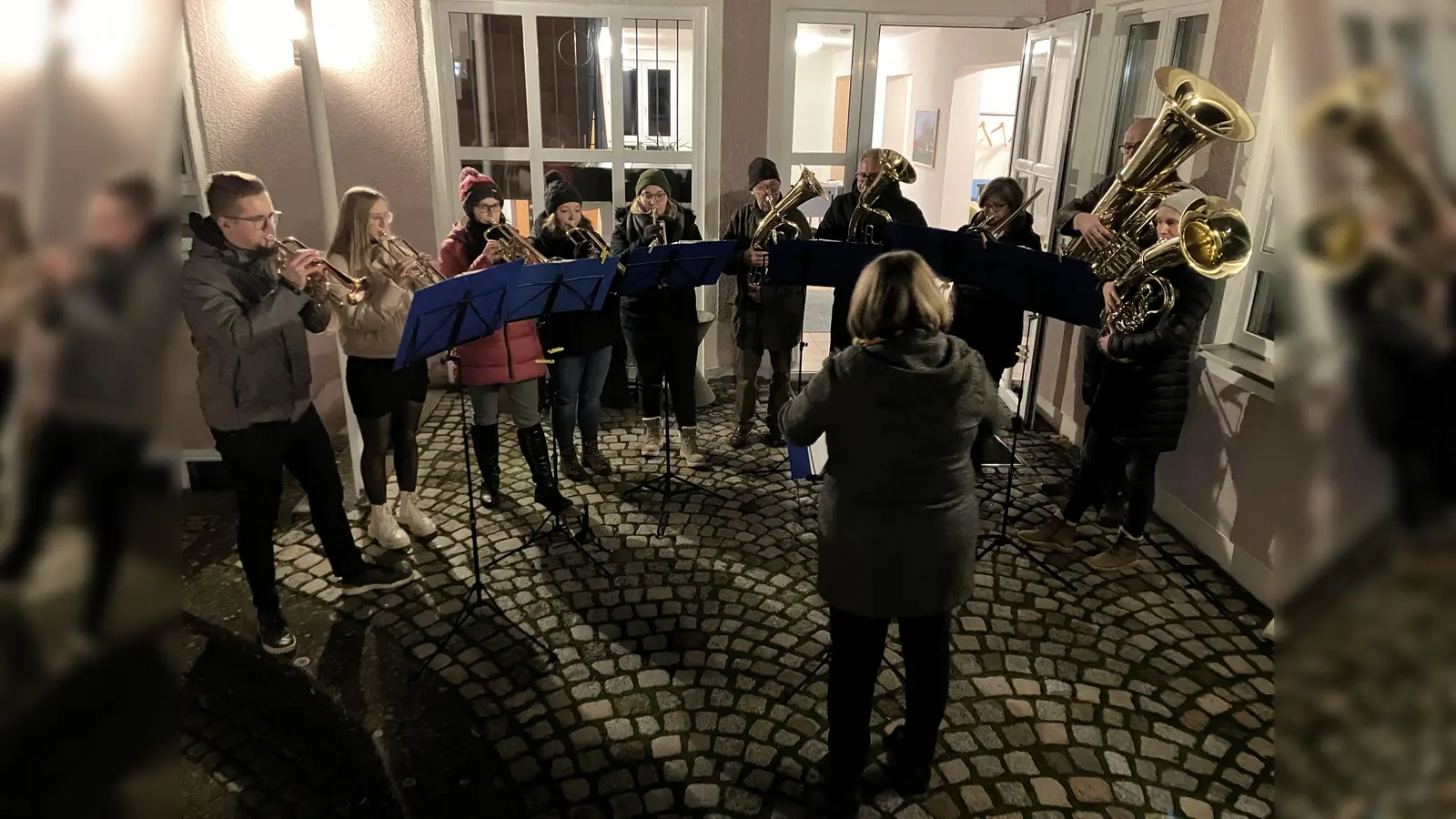 Der Posaunenchor unter Leitung von Katrin Seidl erfreut in Kaltenbrunn zum Jahreswechsel mit Chorälen und Liedern. (Bild: bk)