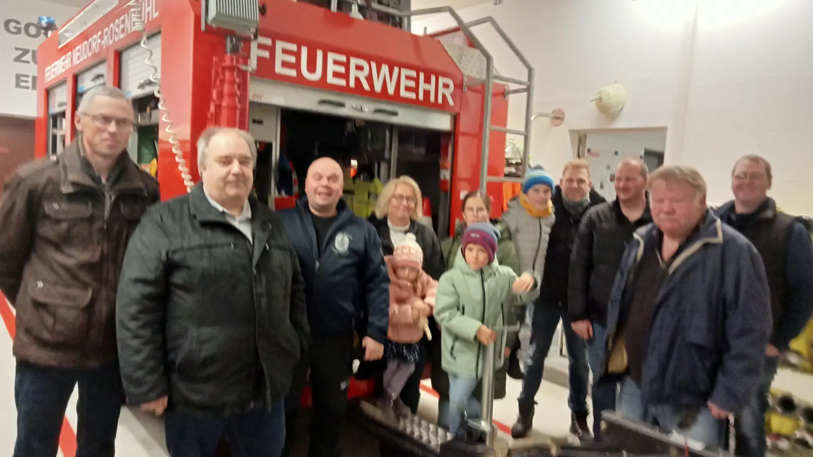 Auf dem Bild die Abordnung der Freien Wähler mit 2. Bürgermeister Stefan Siller (2.v.l) Kommandanten Martin Wölfl (3.v.l.) und Bürgermeisterkandidatin Andrea Schwägerl (4.v.l.)sowie den Ehrenkommandanten Edwin Pfohl (2.v.r.). (Bild: Max Bindl)