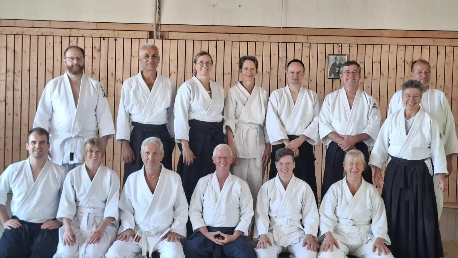 Die am Lehrgang anwesenden Aikidoka aus dem Verband Stiftland Aikido. Vorne mittig der Lehrgangsleiter Gottfried Fröhlich.  (Bild: Marion Fröhlich)