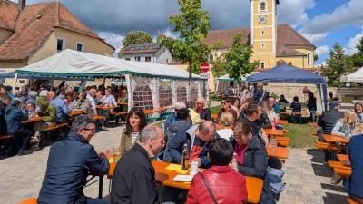 Das Pfarrfest am Dorfplatz vor der evangelischen Kirche!  (Bild: Regina Probst)