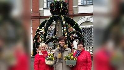 V.l.n.r. Gabi Fröhlich, Zweite Bürgermeisterin Tanja Kippes und Meta Fichtner vor dem Osterbrunnen am Stadtplatz in Neustadt/WN. (Bild: Ramona Herrmann)