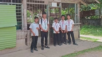 Nein, das ist nicht die Rizal-School, sondern die nächste Schule, die die Projekthilfe Luppa 2027 sanieren möchte, weil man die üblen und teils schwer baufälligen Bretterbuden, in die die Kinder in der vom Staat vergessenen Gemeinde Catigbian gehen müssen, kaum als Gebäude bezeichnen kann.  (Bild: Marilou Amann)