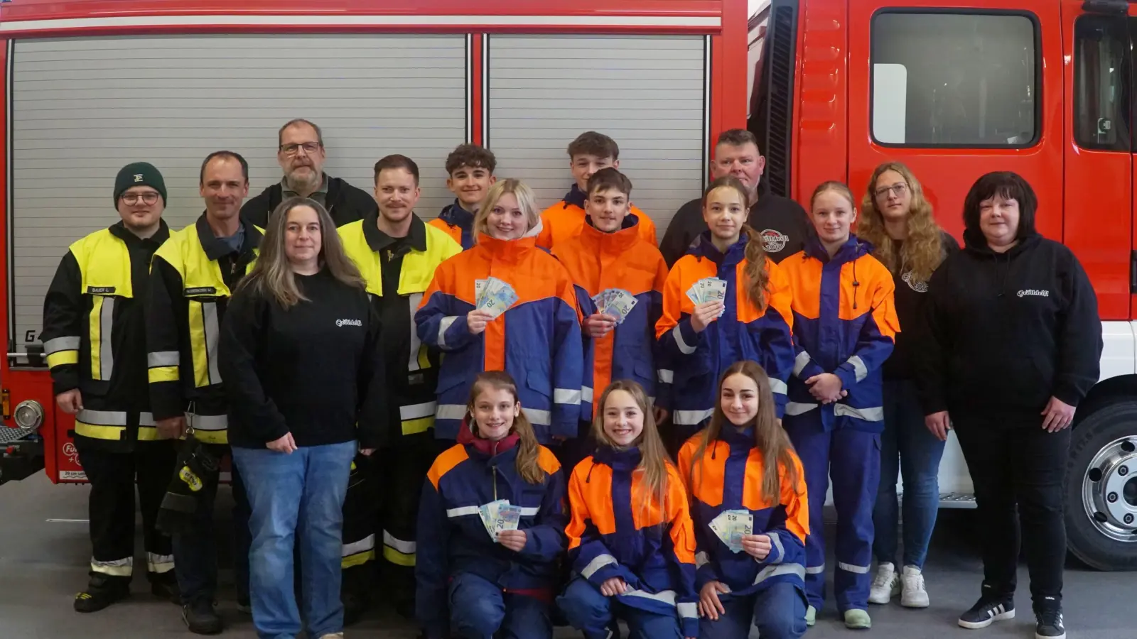 h. R. Bauer Lukas, Mickisch Markus, Haberkorn Max, Kunz Felix, 1. Vorstand der Grölldeifl Zitterbart Christian, Härtl Stefanie m.R. 1. Kommandant Haberkorn Wolfgang, Robl Katja, Gradl Patrick, Krieger Julia, Tanner Max, Seitz Philomena, Häuslmann Angelina, Pfohl Johanna v.R. König Luisa, Rosner Hannah, Haberkorn Luisa (Bild: Nico Scharnagl)