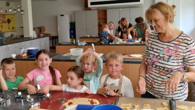 Fleißige Kinder beim Backen (Bild: Theresia Hüttner)