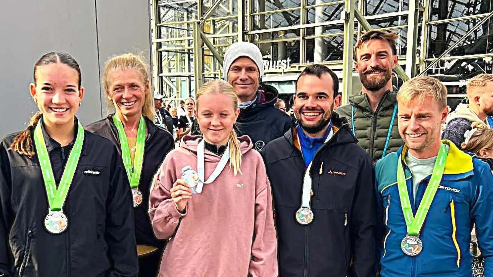 Strahlende Gesichter bei den Läuferinnen und Läufern der DJK nach dem Zieleinlauf. (Bild: Fritz Dietl )