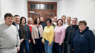 Der neu gewählte Pfarrgemeinderat der Pfarrei Mariä Himmelfahrt Kemnath, sowie Stadtpfarrer Thomas Kraus und Pfarrvikar Dr. Eugen Yurchenko (Bild: Susanne Busch)