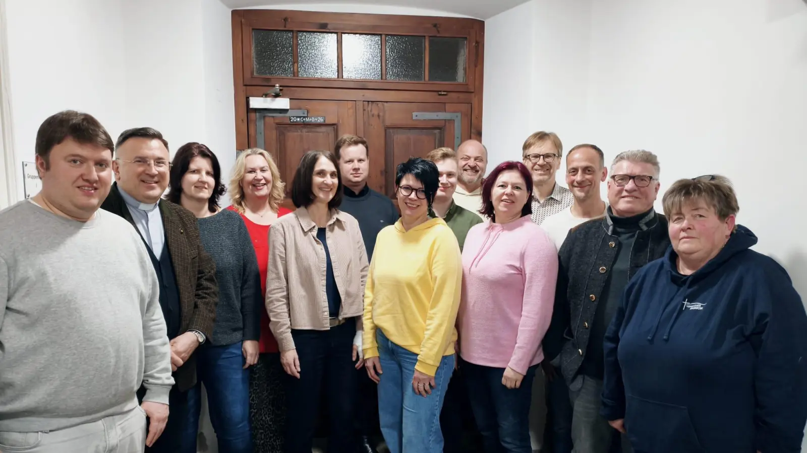 Der neu gewählte Pfarrgemeinderat der Pfarrei Mariä Himmelfahrt Kemnath, sowie Stadtpfarrer Thomas Kraus und Pfarrvikar Dr. Eugen Yurchenko (Bild: Susanne Busch)