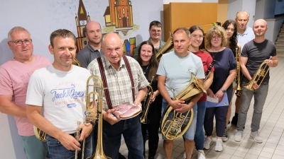 Für die Stadtkapelle Eschenbach bestand nach einer Musikprobe mehrfacher Anlass zur Freude. Vorsitzender Martin Danzer (6.v.re.) ehrte mit Christine Kneißl (4.v.re.) ein langjähriges Ensemblemitglied im Auftrag des Nordbayerischen Musikbundes mit der Ehrennadel in Gold. Glückwünsche galten der Wahl von HannaH Mayer (5.v.re.) zur stellvertretenden Vorsitzenden des Musikvereins. Ein musikalisches Dankeschön war dem Brotzeit-Spender Franz Völkl gewiss.  (Bild: Robert Dotzauer )