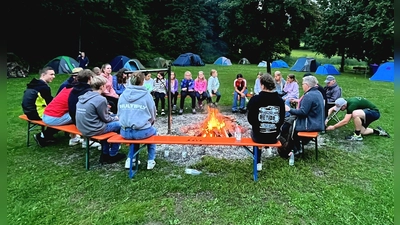 Beisammensein am Lagerfeuer  (Bild: Lena Weig)