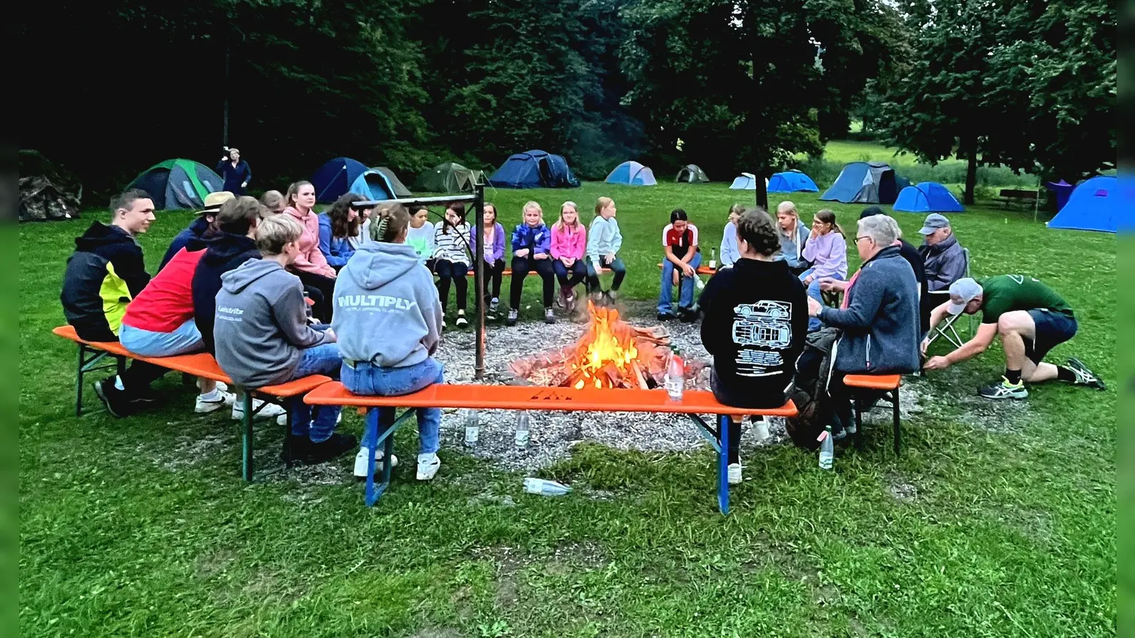 Beisammensein am Lagerfeuer  (Bild: Lena Weig)