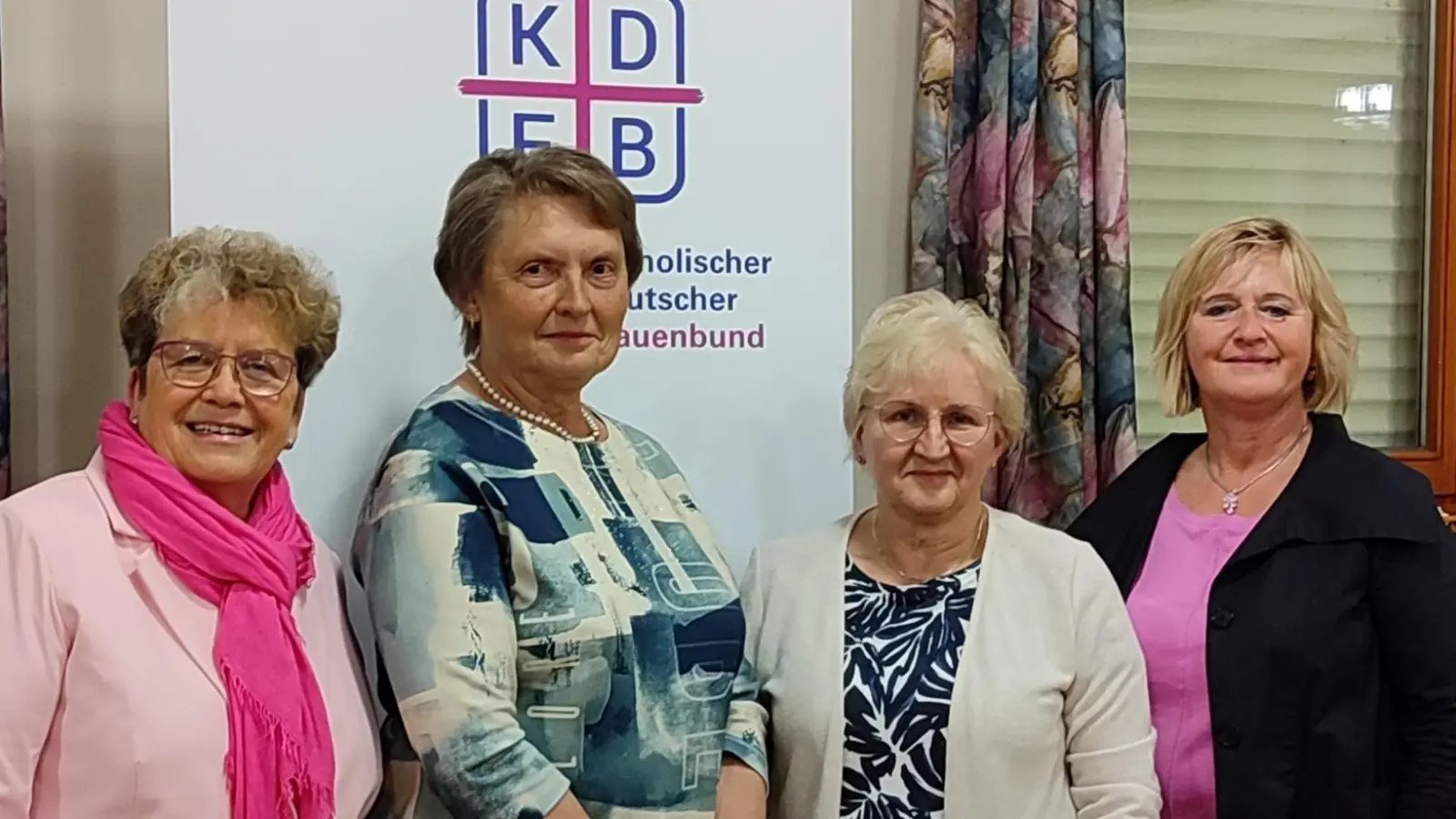 Die Referentinnen der Bezirkskonferenz zusammen mit der neu gewählten Vorstandschaft für den KDFB-Bezirk Nabburg: von links Birgitt Pfaller, Brigitte Müller, Maria Müller und Martha Bauer. Nicht im Bild: Irene Sebald. (Bild: Maria Müller)