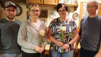 Das ist die neue Mannschaft in der Vorstandschaft, die das einstimmige Vertrauen der Mitglieder erhielten: Von links: 2, Vorsitzender Matthiuas Vrohvec, Schriftführerin Maike Aichinger, 1. Vorsitzende Bianca Kraus und Zuchtwart für Geflügel Karl Kraus. (Bild: Fred Lehner)