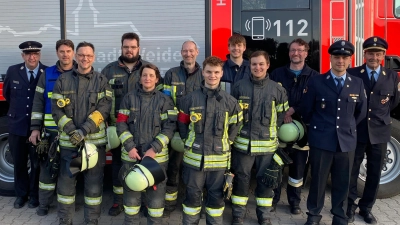 Die Prüfungsteilnehmenden und Prüfer von links: Peter Stahl(Prüfer), Roman Baumgärtern(1. Kdt.), Michael Buchner, Jakob Grajer(2. Kdt.), Anne Pröls, Stefan Schwarz(Schriftf.), Moritz Egeter(2. Vors.), Jonathan Röckl, Stefan Miederer, Konstantin Baier, Sebastian Teichmann(Prüfer), Richard Schieder(SBR, Prüfer) (Bild: Gerd Miederer)
