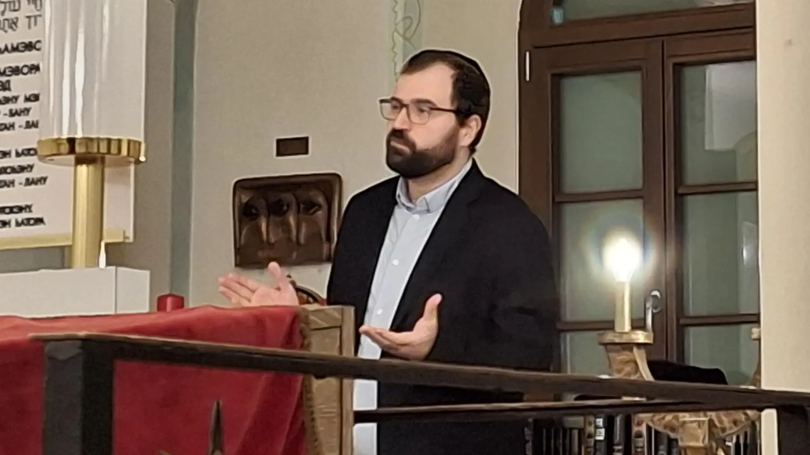 Florian Speil beim Vortrag in der Synagoge (Bild: Evi Rauch)
