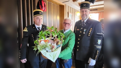 Zum 85. Geburtstag gratulierten der 1.Vorstand des Bergknappenvereins Armin Kraus (re) und 2. Vorstand Martin Kernl (li) mit einem Geschenkkorb, dem Jubilar Hans Zangl (Bild: Angela Zangl)