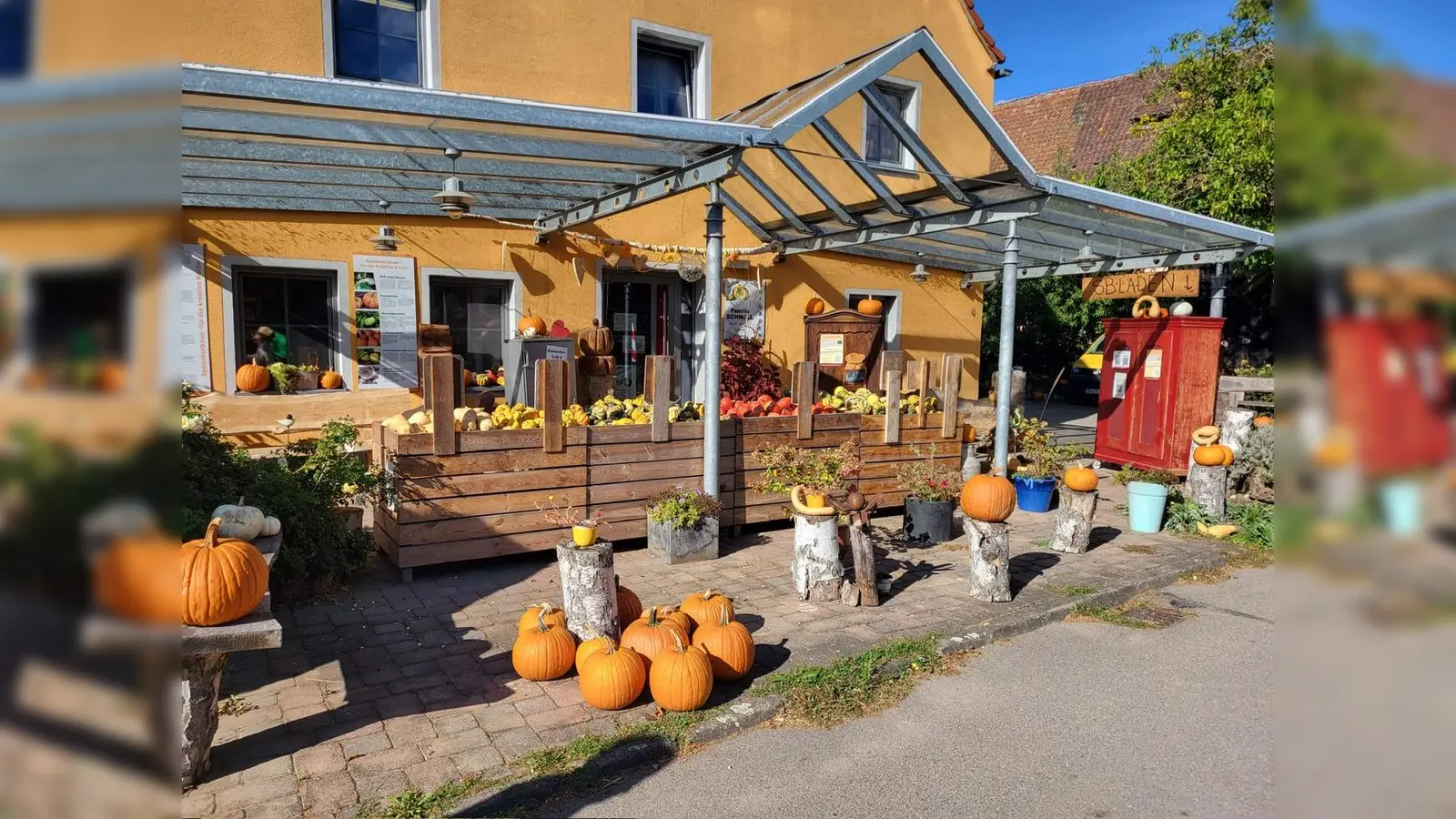 Herbstliche Dekoration vor dem Hofladen der Kürbisfarm Schnell (Bild: Elisabeth Zimmermann)