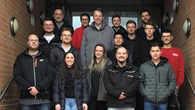 Starker angehender Nachwuchs: die Teilnehmer des Meisterkurses im Rollladen- und Sonnenschutztechniker-Handwerk mit dem Meisterkursverantwortlichen des BSZ Wiesau Thomas Diertl (hinten links) und HWK-Kursleiter Markus Bäumler (hinten rechts).  (Bild: Jasmin Bockes)