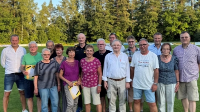 Auf dem Bild von links Erster Vorstand Dietmar Ertl, Volker Spies, Maria Hiltl, Josef Schierlinger, Helga Nagel, Anni Luber, Eduard Maul, Margot Sand, Herbert Ringel, Jens Maderer (25 Jahre, alles anderen 50 Jahre), Altbürgermeister Gerd Geismann, Rudi Munker, Norbert Möckl, Dritter Vorsitzender Frank Bleisteiner, Anna Melchner, Zweiter Vorsitzender Prof. Dr. Matthias Stadelmann.<br> (Bild: Günter Becher)