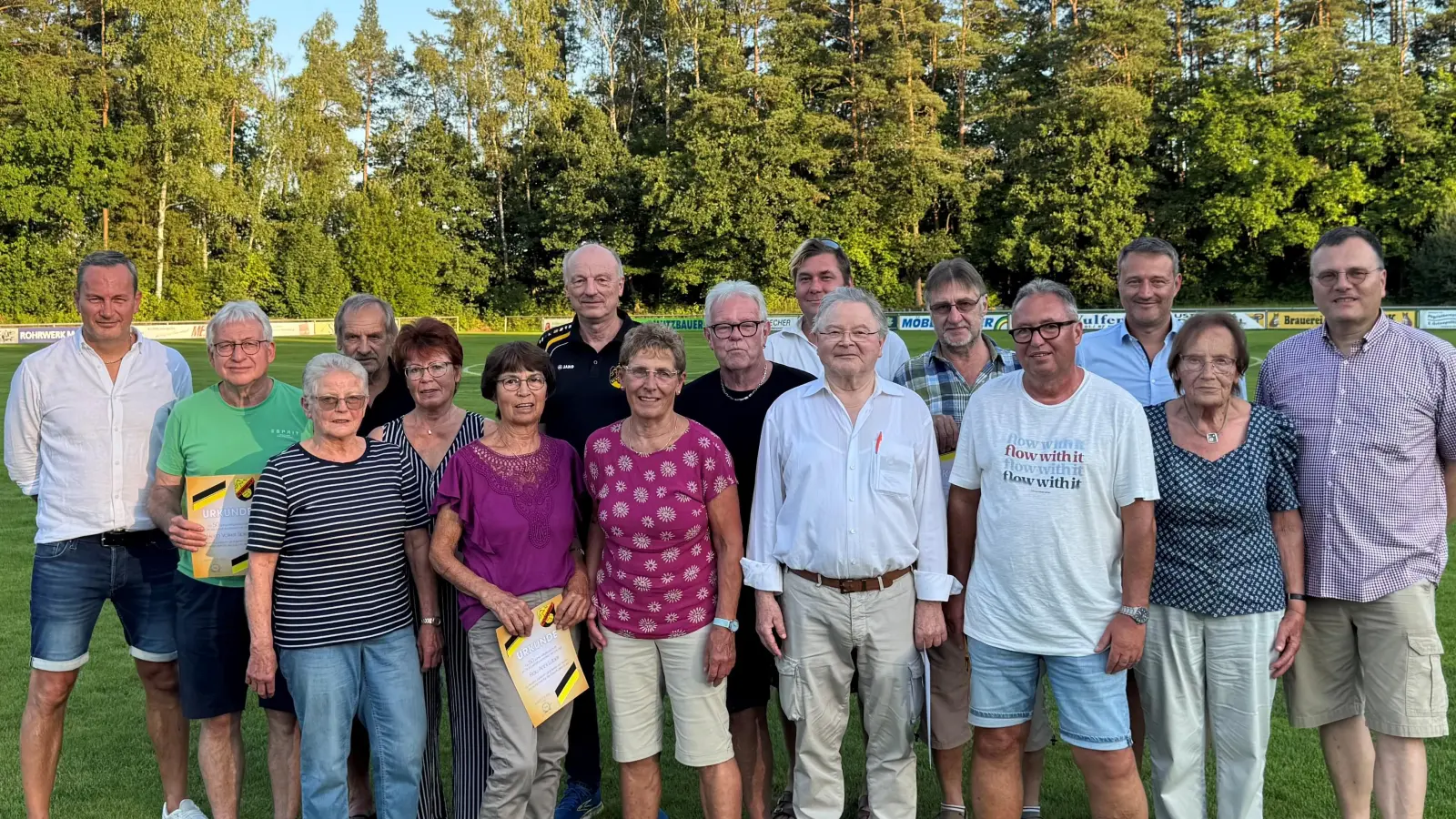 Auf dem Bild von links Erster Vorstand Dietmar Ertl, Volker Spies, Maria Hiltl, Josef Schierlinger, Helga Nagel, Anni Luber, Eduard Maul, Margot Sand, Herbert Ringel, Jens Maderer (25 Jahre, alles anderen 50 Jahre), Altbürgermeister Gerd Geismann, Rudi Munker, Norbert Möckl, Dritter Vorsitzender Frank Bleisteiner, Anna Melchner, Zweiter Vorsitzender Prof. Dr. Matthias Stadelmann.<br> (Bild: Günter Becher)