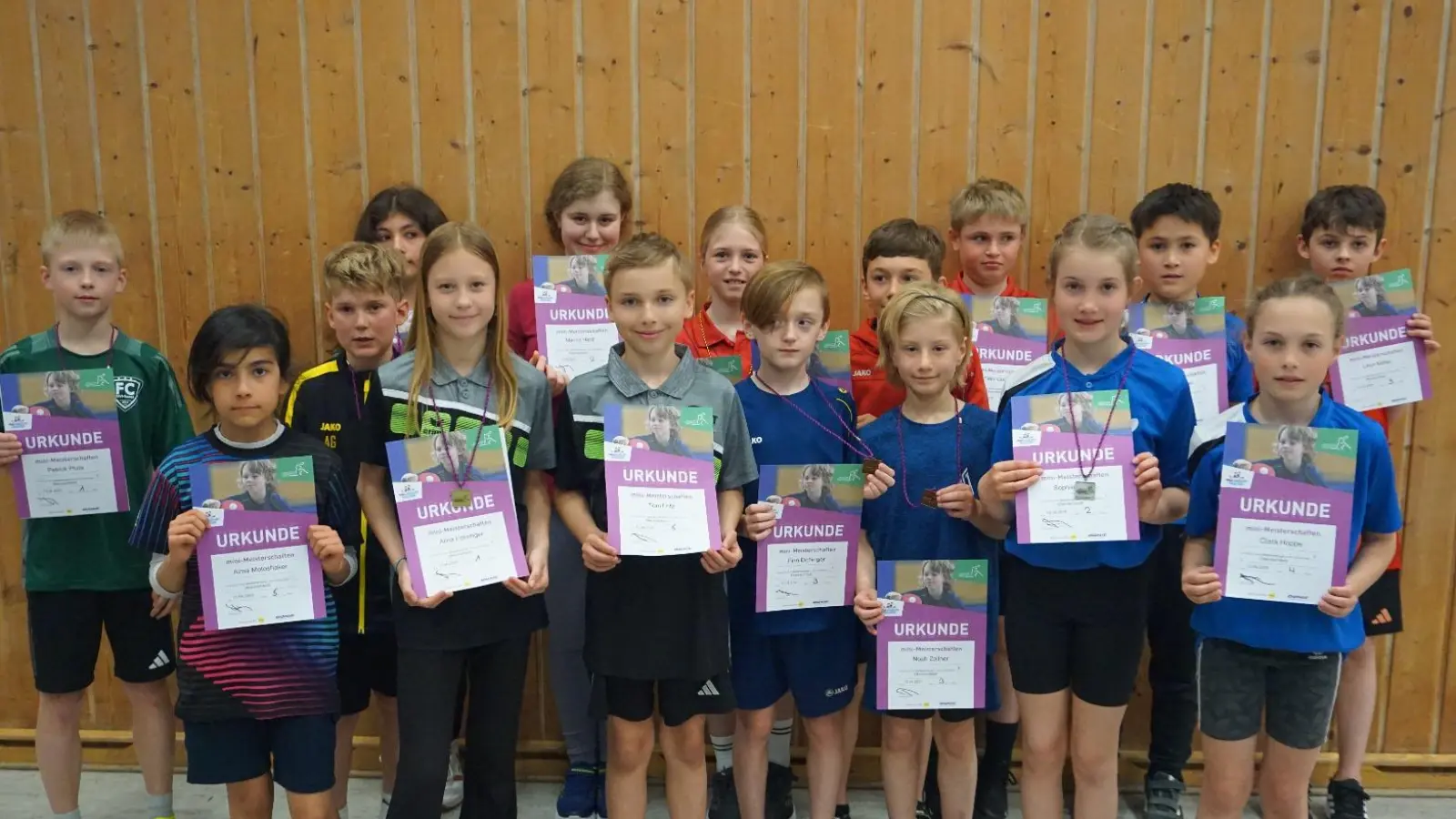 Teilnehmer des Bezirksentscheids der mini-Meisterschaften Oberpfalz-Nord mit Patrick Pluta (ganz links)  (Bild: Henry Seifert )