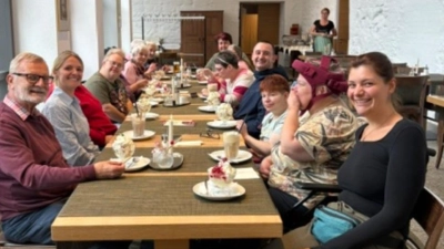 Gemeinsames Eisessen im Gästehaus St. Joseph. (Bild: Monika Grötsch)