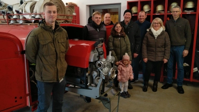 Auf dem Bild eine Abordnung der Freien Wähler im Gerätehaus , 1. v.l mit Ersten Kommandanten Andreas Schiml, 3.v.l. 2. Bürgermeister Stefan Siller, v.r Erster Vorsitzender Siegfried Schiml und 2.v.r. Bürgermeisterkandidatin Andrea Schwägerl. (Bild: Max Bindl)