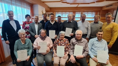 Bei der Jahreshauptversammlung der DJK Neuhaus gratulierte Bürgermeister Karlheinz Budnik (stehend, zweiter von links) den Vereinsjubilaren. (Bild: Denise Heimerl)