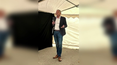 Stadtwerke-Mitarbeiter Wolfgang Dotzler informiert im Energiekompetenzzentrum bei einem kostenlosen Vortrag über viele offene Fragen zum Thema „Zusammenspiel Photovoltaik und Elektromobilität – Energiemanagementsysteme“. (Bild: Karoline Gajeck-Scheuck)