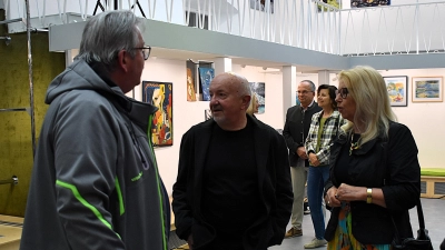 KVT-Vorsitzende Petra Schicker (re.) führte die Gäste nach dem offiziellen Teil der Vernissage gern durch die Ausstellung mit 84 Exponaten von 16 Künstlerinnen und Künstlern.  (Bild: Ulla Britta Baumer)