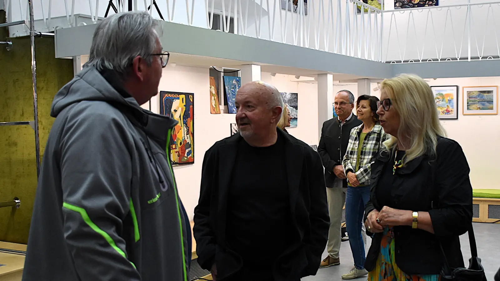 KVT-Vorsitzende Petra Schicker (re.) führte die Gäste nach dem offiziellen Teil der Vernissage gern durch die Ausstellung mit 84 Exponaten von 16 Künstlerinnen und Künstlern.  (Bild: Ulla Britta Baumer)