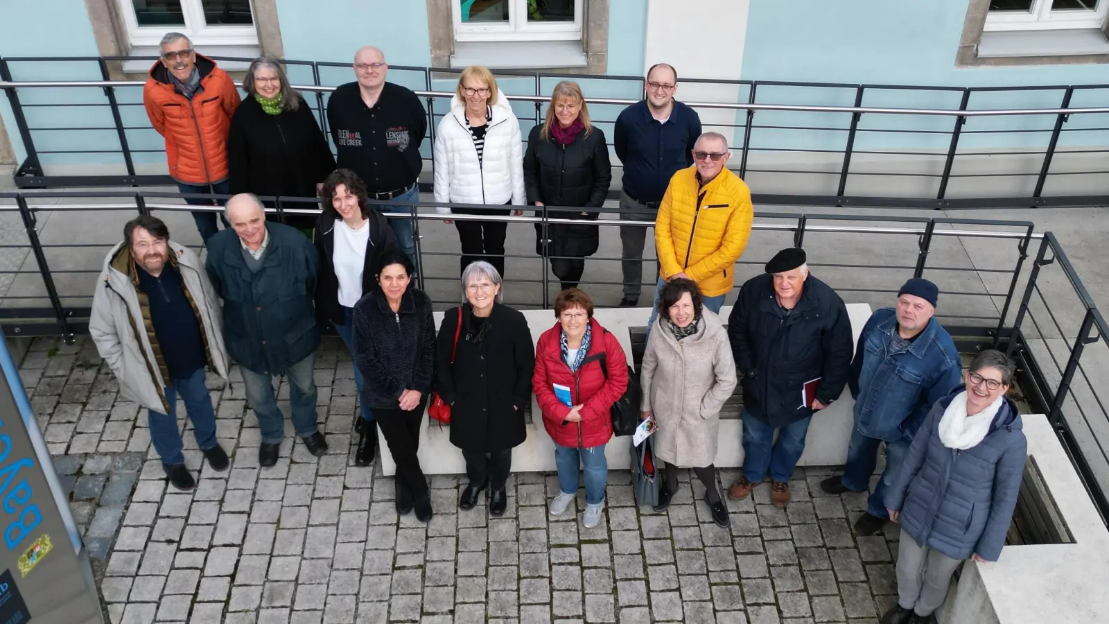 Interessierte Teilnehmer der Veranstaltung vor dem Nabburger BayernLab. (Bild: Reinhard Greiner)